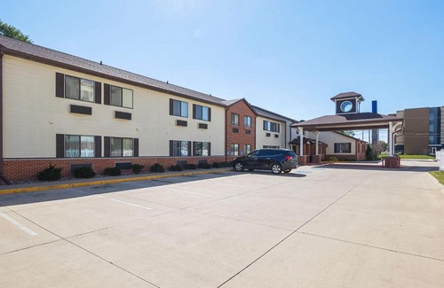 Waterloo Hotel | Motel 6-Waterloo, IA - Crossroads Mall - Cedar Falls