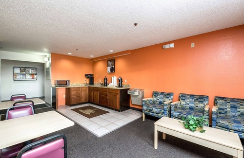Waterloo Hotel | Motel 6 Waterloo, IA
