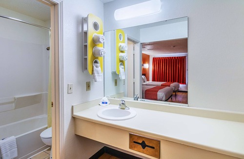 Waxahachie Hotel | Motel 6 Waxahachie, TX
