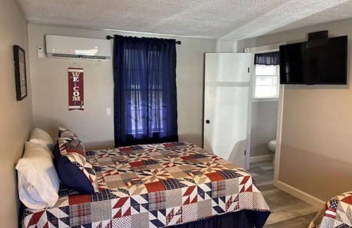 Gilbertsville Hotel | Motel at KY Lake. Stars & Stripes.