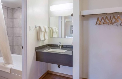 Camrose Hotel | Motel Bo (Camrose)