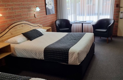 Melville Cabin | Motel Unit, 1 Street back from the beach with tidal pool