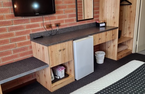 Melville Cabin | Motel Unit, 1 Street back from the beach with tidal pool
