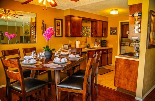 Eagle House | Mother-In-Law Mansion in the Heart of Eagle - 3 bedroom home