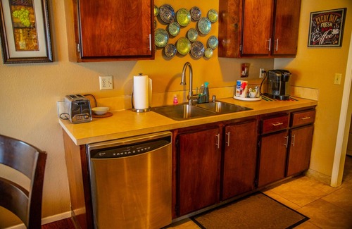 Eagle House | Mother-In-Law Mansion in the Heart of Eagle - 3 bedroom home