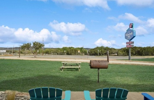 Graford Hotel | MotorBoat Inn Suite 8