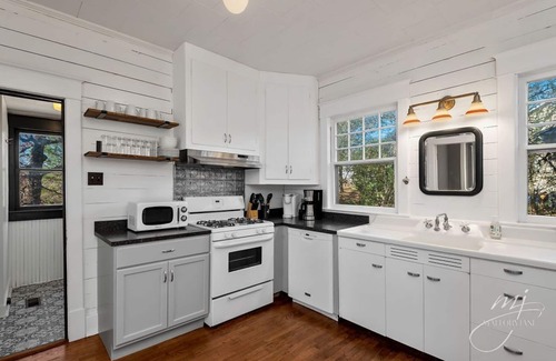 Harrison House | Motorcycling adventures-Hot tub-Kid friendly-Entertaining outdoor deck