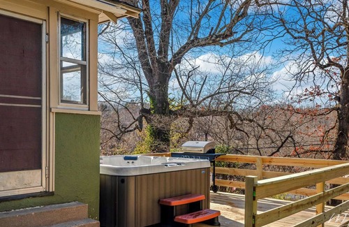 Harrison House | Motorcycling adventures-Hot tub-Kid friendly-Entertaining outdoor deck