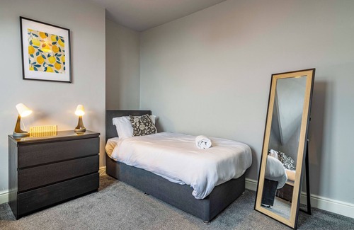 Nottingham House | Motorpoint Arena House - walking distance to Nottingham city centre - sleeps 10