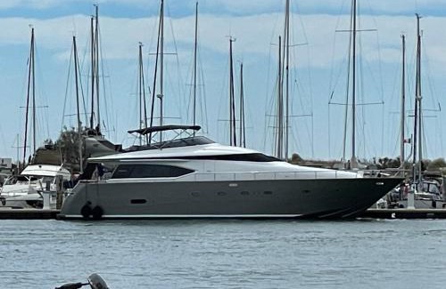 Barceloneta Boat Rental | MotorYacht 21 avec équipage