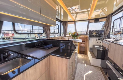 Ostholstein House | Motoryacht Futura - Urlaub im Yachthafen
