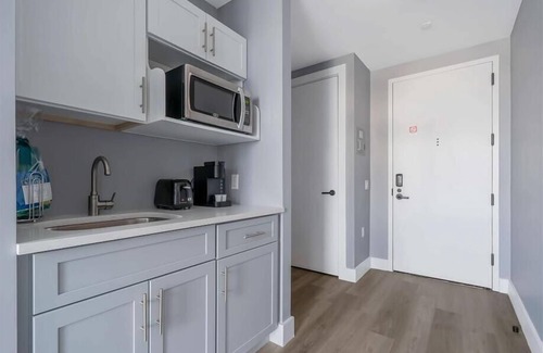 Port Morris Apartment | Mott Haven King Studio w Balcony | Gym+Hotel Amenities