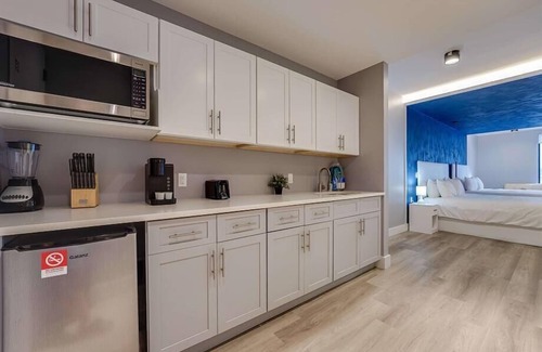 Port Morris Hotel | Mott Haven Studio 2K BR | Business Center + Lounge