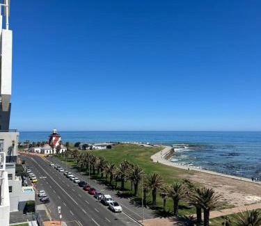 Mouille Point Apartment | Mouilie point 1 bedroom with sea views and pool