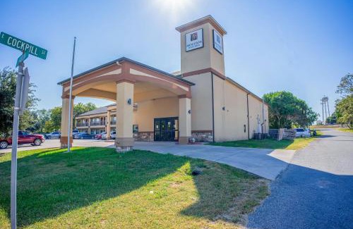 Moulton Hotel | Moulton Inn & Suites By OYO Near Shiner TX