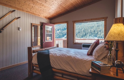 Spray Valley Provincial Park Hotel | Mount Engadine Lodge
