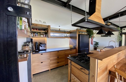 Redwood Valley House | Mount Arthur View modern cottage with garden, fruit trees & cat!