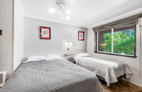 Quilcene House | Mount Bretherton Room 8 at Mount Walker Inn