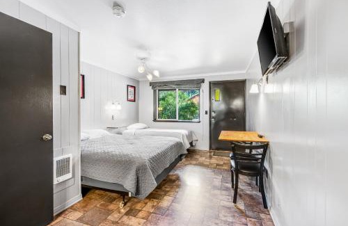 Quilcene House | Mount Bretherton Room 8 at Mount Walker Inn
