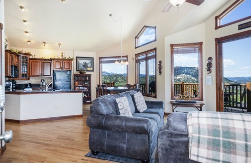 Estes Park Condo | Mount Chiquita 10A - 2 Br Condo with Private Hot Tub - Lake and Mountain Views