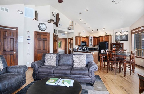 Estes Park Condo | Mount Chiquita 10A - 2 Br Condo with Private Hot Tub - Lake and Mountain Views