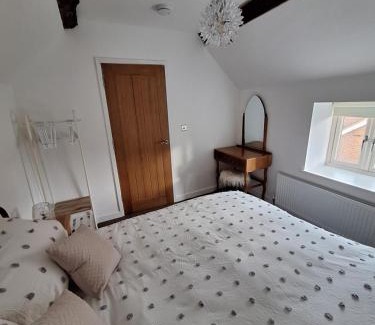 Leighton House | Mount Cottage