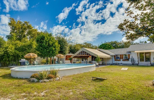 Mount Dora House | Mount Dora Home Private Pool, Spa and Tropical Bar!