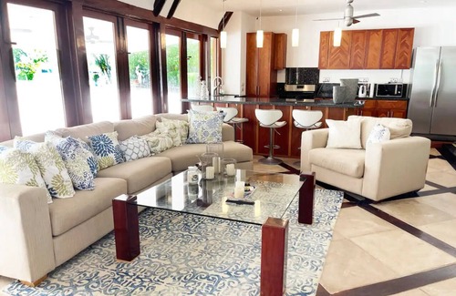 Lance aux Epines House | Mount Hartman Bay Estate-Beach House:Luxury 4 bedrooms with private beach & dock