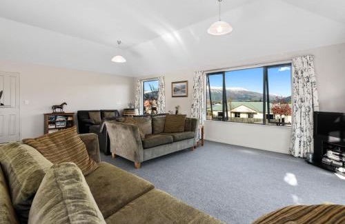 Wanaka House | Mount Iron Magic - Wanaka Holiday Home