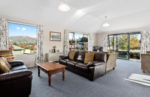 Wanaka House | Mount Iron Magic - Wanaka Holiday Home