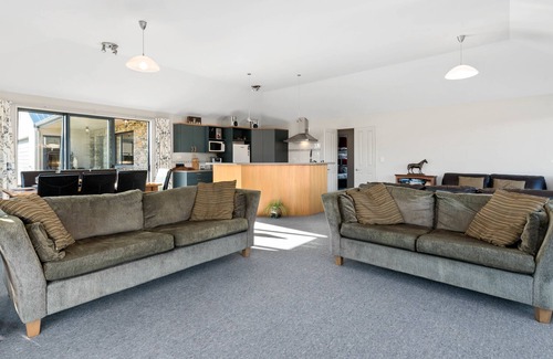 Wanaka Cottage | Mount Iron Magic - Wanaka Holiday Home