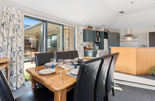 Wanaka Cottage | Mount Iron Magic - Wanaka Holiday Home