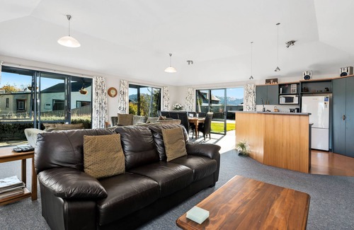 Wanaka Cottage | Mount Iron Magic - Wanaka Holiday Home