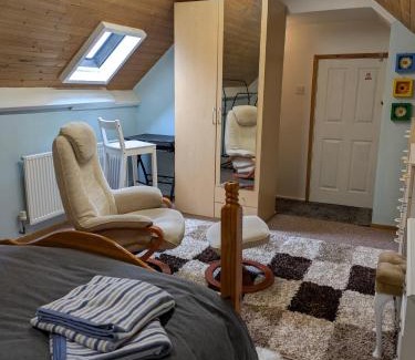 Leicester Apartment | Mount Joy Bungalow walking distance to The Highcross, Abbey Park & Leicester City Long & Short Stays entire apartment with off road parking LE4