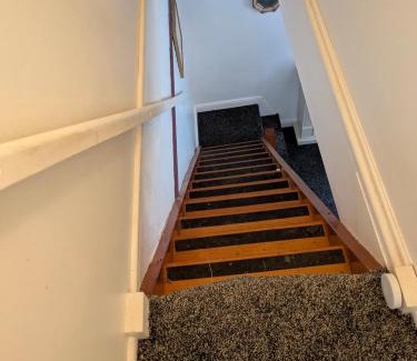 Leicester Apartment | Mount Joy Bungalow walking distance to The Highcross, Abbey Park & Leicester City Long & Short Stays entire apartment with off road parking LE4