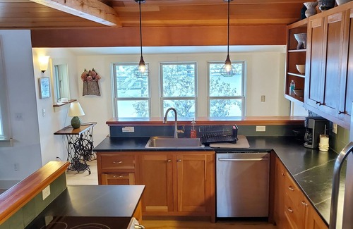 Underhill Center House | Mount Mansfield Cottage Cozy 3 Bedroom near Smugglers Notch