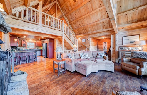 Wilmington Cabin | Mount Snow Cabin with Private Hot Tub by RedAwning