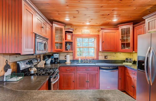Wilmington Cabin | Mount Snow Cabin with Private Hot Tub by RedAwning