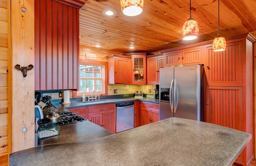 Wilmington Cabin | Mount Snow Cabin with Private Hot Tub by RedAwning