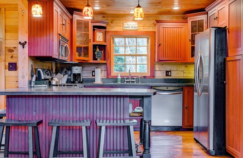 Wilmington Cabin | Mount Snow Cabin with Private Hot Tub by RedAwning