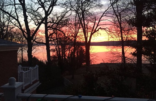 Mount Vernon House | Mount Vernon riverfront 5kSF house w/10 beds, 5.5 baths, 6 bedrooms, 30 day min.