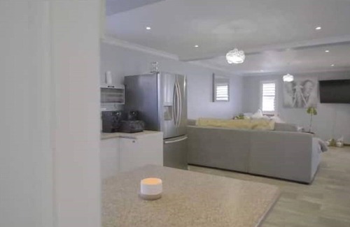 Constantia House | Mount View. Luxury 3 bed villa with pool
