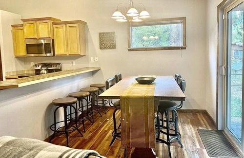 McCall House | Mountain Air & Comfort | Lovely Backyard Amongst the Pines w/BBQ & Covered Patio