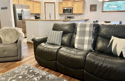 McCall House | Mountain Air & Comfort | Lovely Backyard Amongst the Pines w/BBQ & Covered Patio