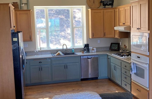 Mira Monte House | Mountain and Meadow View HomenClose to Ojai and Ventura
