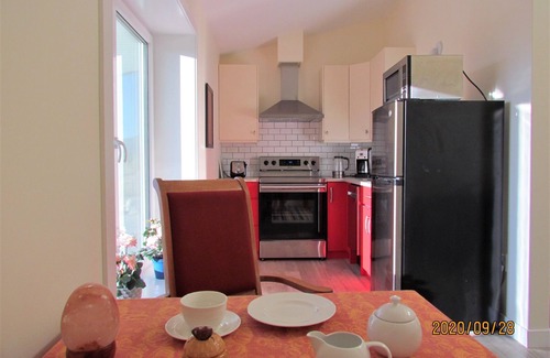 Central Kootenay House | Mountain and Valley View Suite with AC