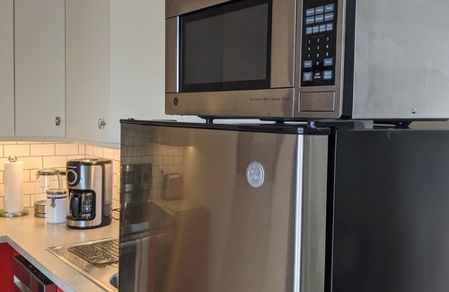 Central Kootenay House | Mountain and Valley View Suite with AC