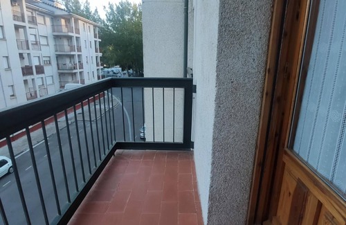 Jaca Apartment | Mountain Apartment with Pool, 2 Bedrooms, Sofa Bed, Parking – Sleeps 6, Jaca