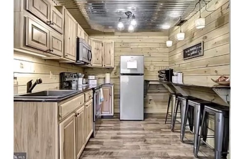 Wardensville Apartment | Mountain Barn Stay | Hot Tub + Games for Families