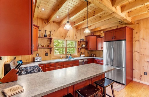 Zoe Cabin | Mountain Blessings! A 3-bedroom cabin with a fantastic view in Cliffview Resort